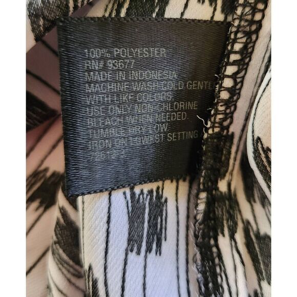 F60 Worthington Woman's white w/black print flowy blouse short sleeved V-neck - Picture 5 of 10